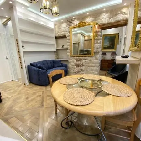 Elegant Dans Ancien Particulier 아파트 *